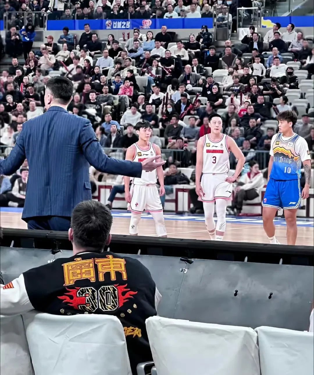 乐鱼体育官网-赛地聚焦——NBA常规赛国际比赛日热度飙升,广东宏远刷新队史纪录,悬念犹存,临场指挥获称赞的简单介绍-乐鱼体育官网